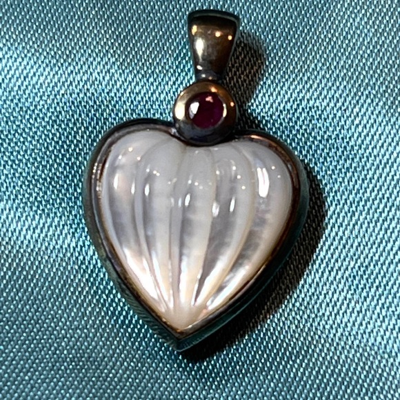 Vintage 925 SS Mother of Pearl Heart pendant with Ruby Diamond. - Picture 8 of 10